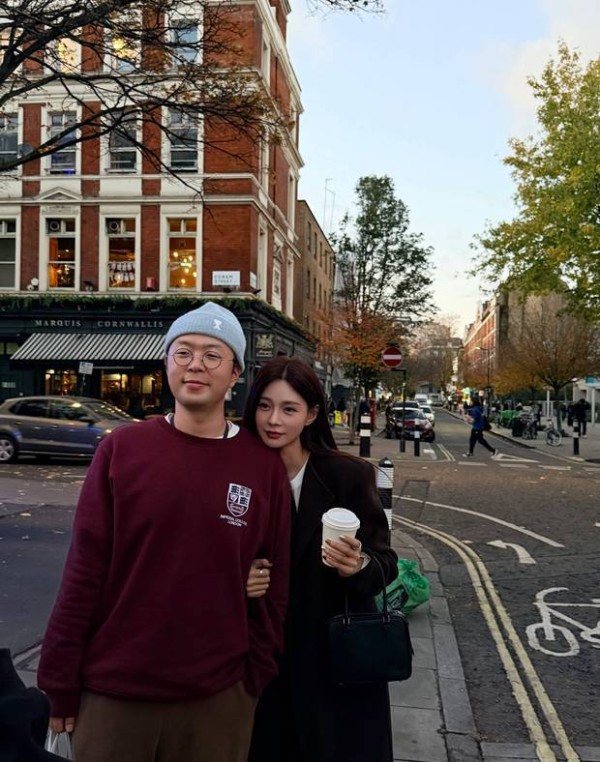 沈梦辰趴在杜海涛肩上,画面温馨。