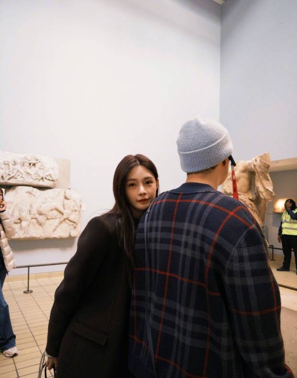两人看艺术展。