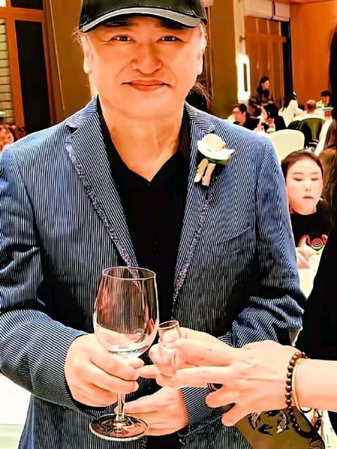 刘欢女儿红发刺青婚礼引争议,网友评价两极分化