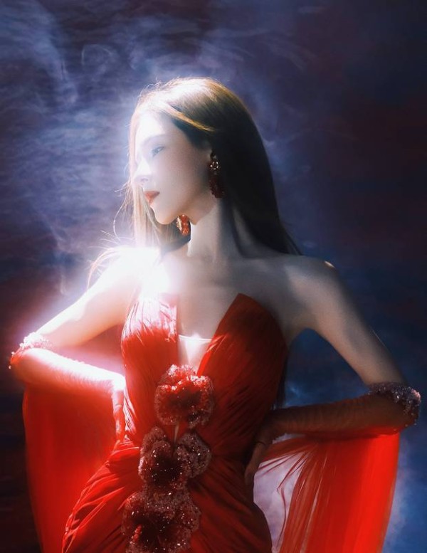 张予曦腰肢纤细,御姐范儿十足。