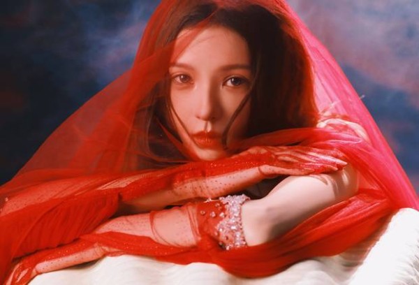 张予曦红纱覆面,神秘魅惑。
