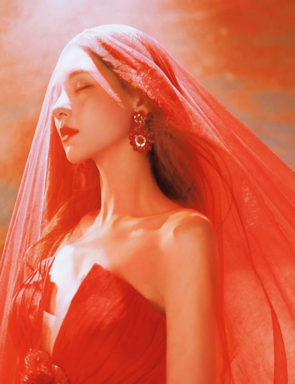 张予曦侧头垂眸,气质温婉。