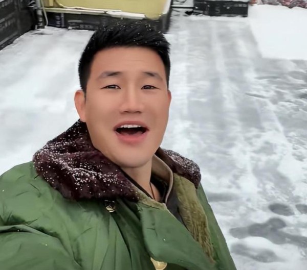 嘎子哥解封后开始转型,去农村帮助困苦老人,直言骂自己的都是坏人