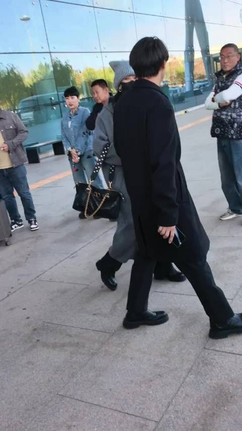 路人机场偶遇杨紫,被赞瘦成条条其实很美