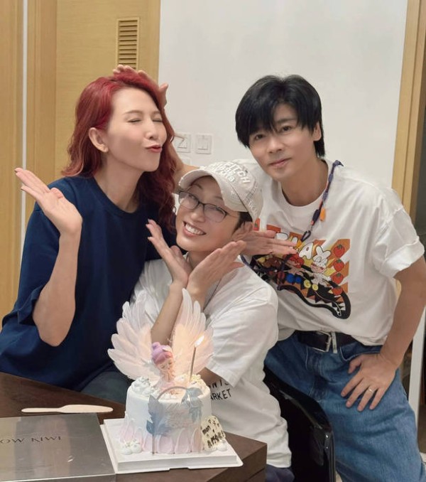 蔡少芬张晋夫妇暖心为陈法蓉庆生,三人同框合影尽显多年挚交