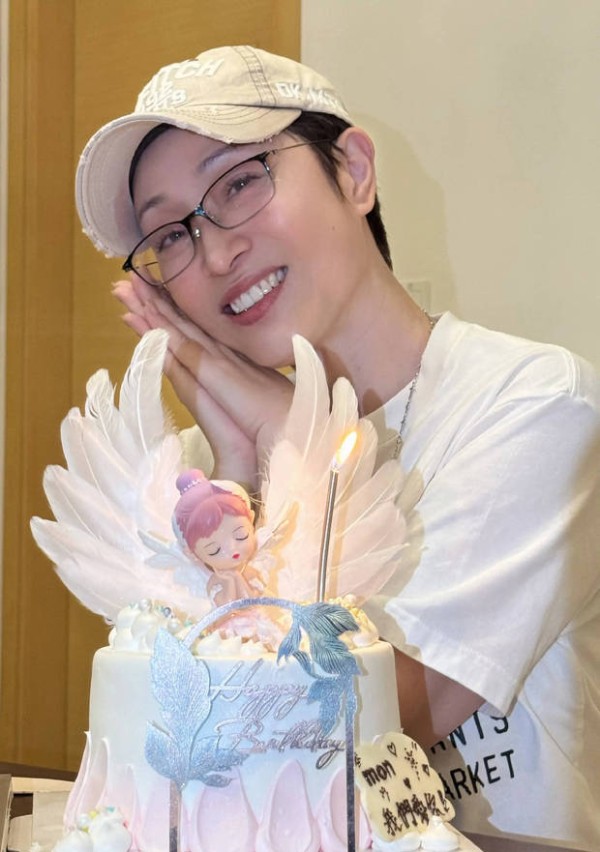 陈法蓉笑容灿烂，心情大好。