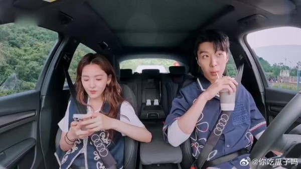 看来关系也一般！章若楠放歌听，居然不知道是范丞丞唱的