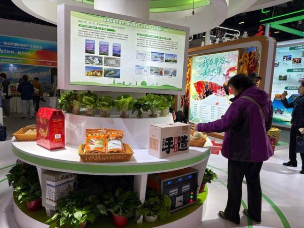 平谷区首次亮相老博会,书法家现场挥毫赠老人