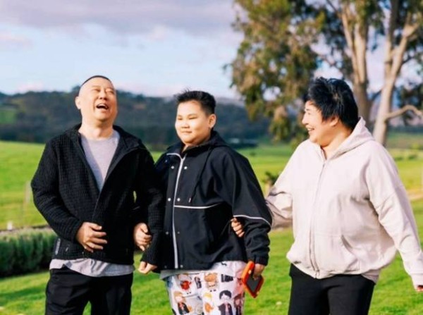 郭德纲开怀大笑，与老婆王惠、儿子郭汾瑒一起去澳洲度假，心情超好！