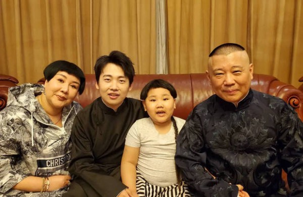 此前，郭德纲曾晒出一家四口合照为老婆庆生。
