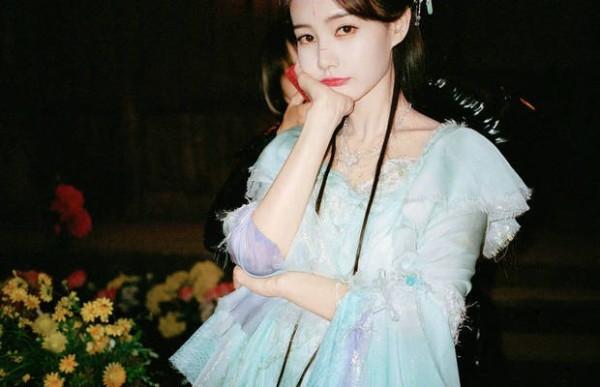 李一桐姿态温婉,眼神温柔。