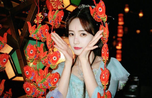 李一桐双手捧脸,表情娇俏。