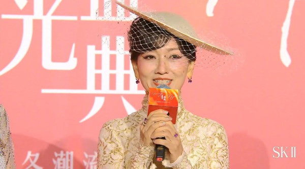 赵雅芝流光盛典红毯采访 好优雅美丽大方