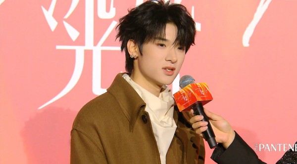 张峻豪流光盛典红毯采访 大风衣好帅,期待明天的实体专辑上线