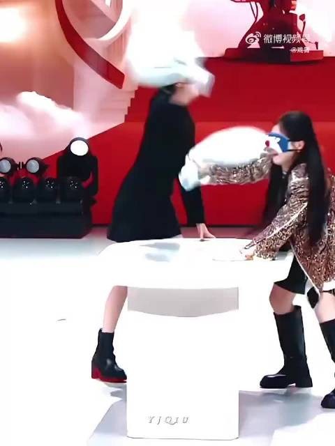 杨幂后仰动作惊艳全场,与金靖对抗展现反差魅力