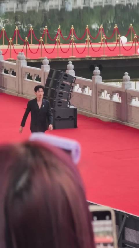 辛云来文荣奖红毯和采访，jeff真空西装帅麻了