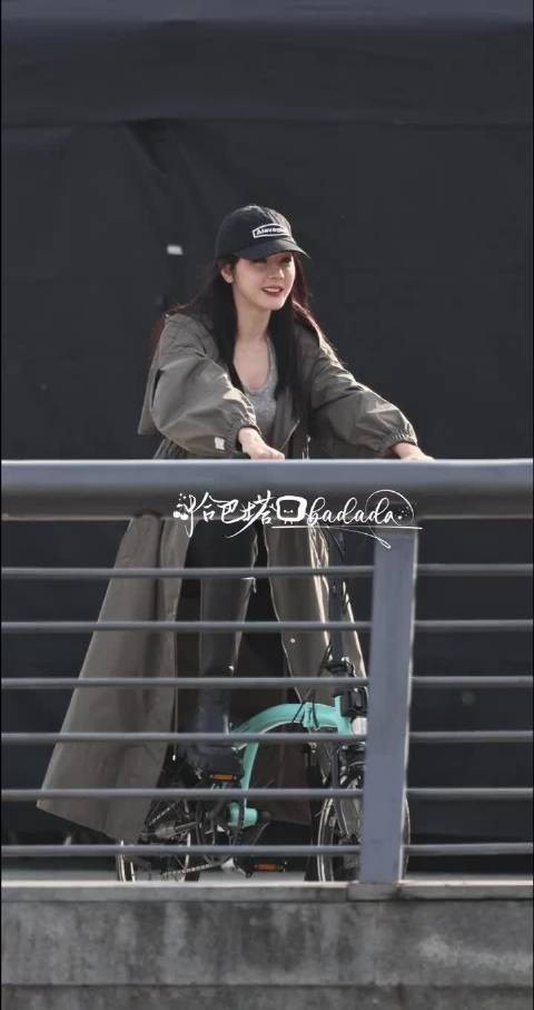 迪丽热巴卫蓝骑单车路透，完全女大来的