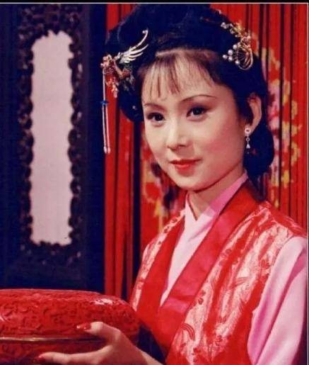 袭人回家探母，晴雯为何让麝月挨着贾宝玉睡觉，自己睡熏笼？