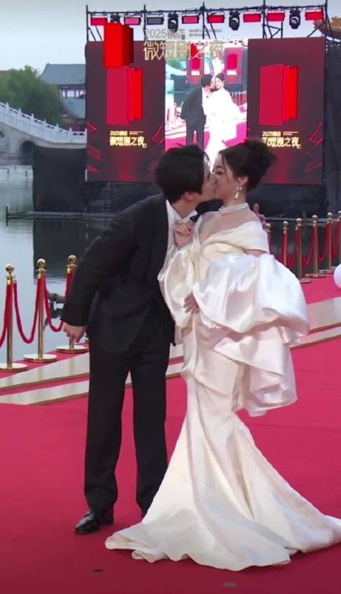 短剧演员红毯接吻引争议