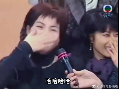 王菲一颦一笑实属可爱，叶倩文宠溺的眼神