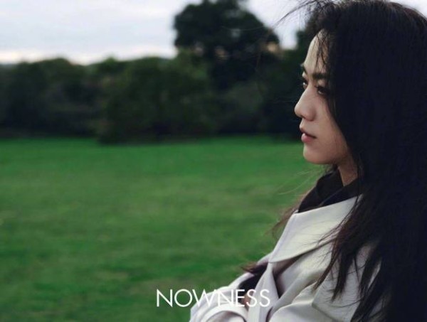 汤唯发丝微扬，气质优雅。