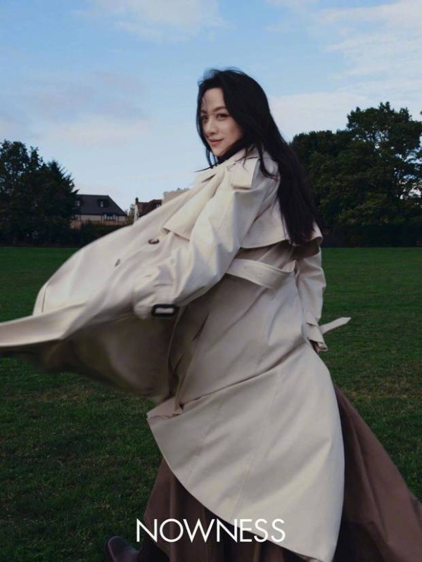 汤唯扬起衣摆，笑容明媚。