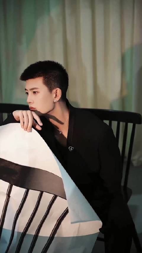 任嘉伦寸头黑西装造型亮相,硬汉感十足