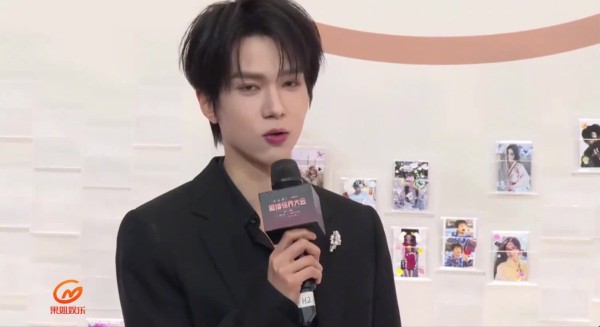 余承恩携蝴蝶饰品亮相微博视界大会