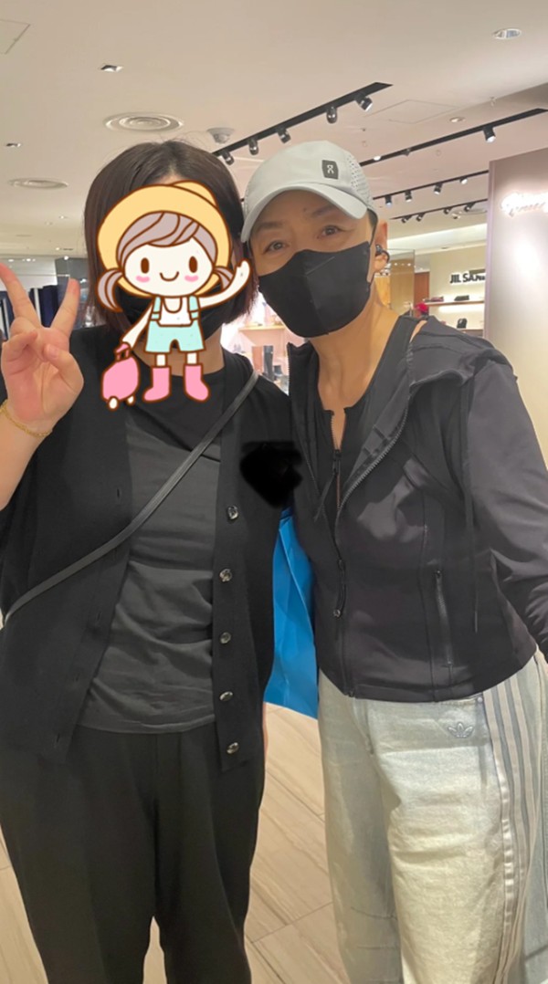 宋丹丹飞日本与女儿团聚，赵婷戴鼻环肤色好黑，素颜不再年轻