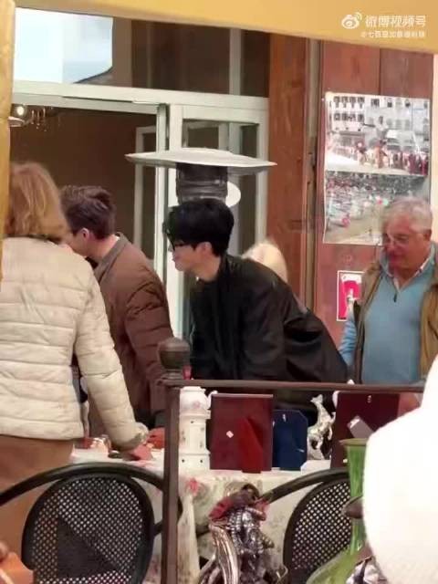 范丞丞皮衣黑框眼镜造型亮相,轻熟魅力引关注