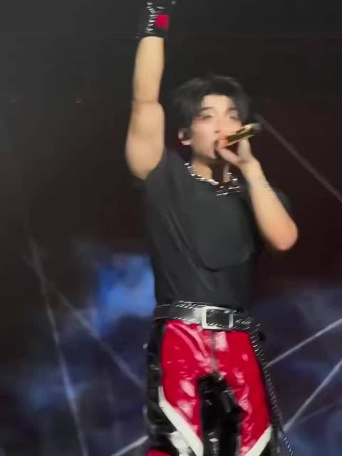 杨和苏理想国巡演上海收官站预售秒罄，成都场方言互动引期待