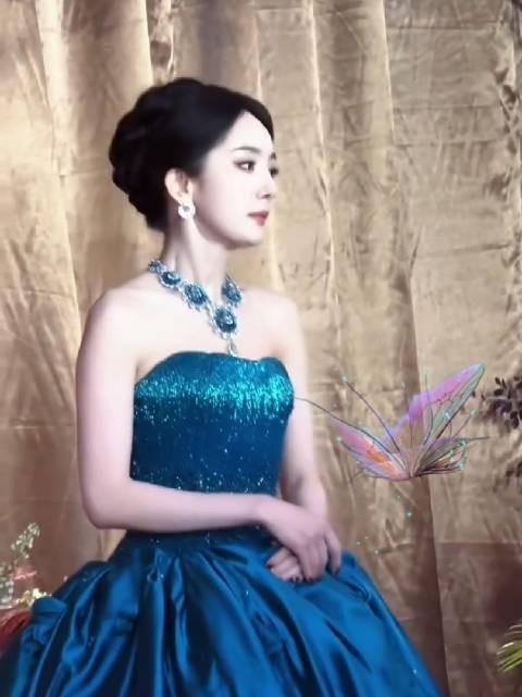 杨幂穿30斤蓝孔雀礼服亮相，获赞蓝孔雀女王