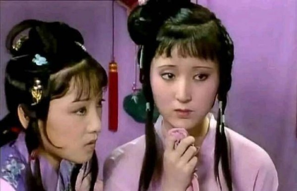 紫鹃敢管黛玉,鸳鸯敢说贾母,莺儿为什么在宝钗面前毕恭毕敬