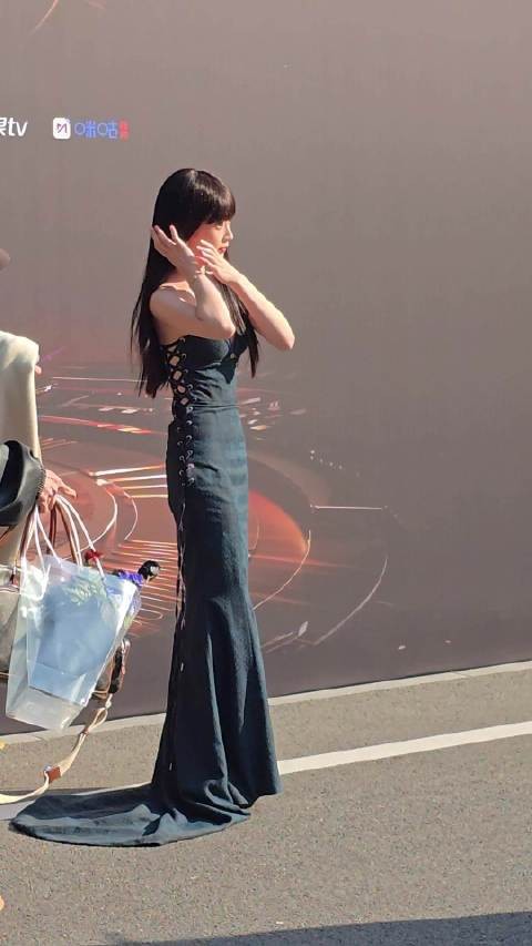 张淼怡黑长直公主切造型！