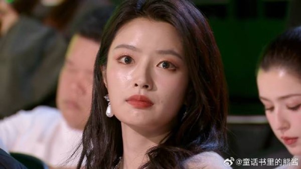 同样是无美颜原相机，王玉雯却肤白貌美！丨星光