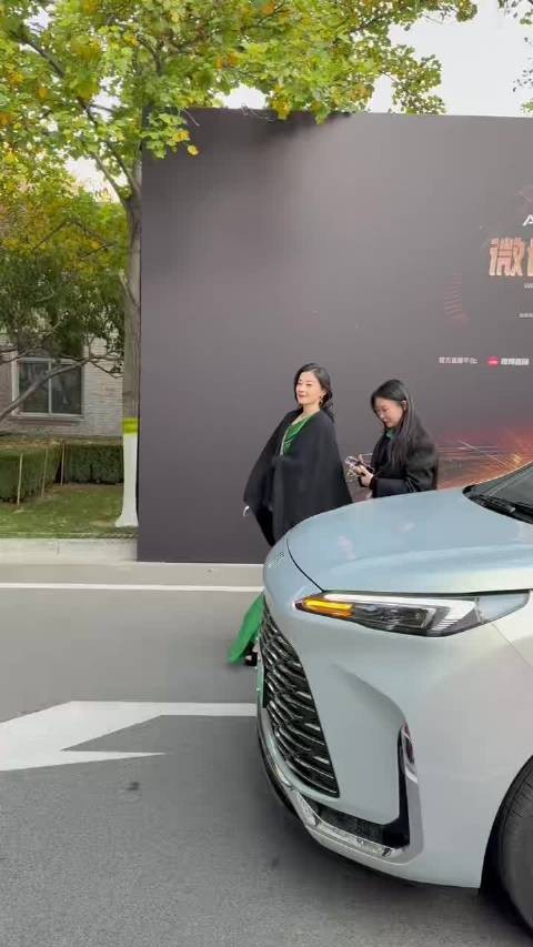 梅婷真妈咪来了！绿色绸缎长裙好有气质！真的是妈妈级别～微博视界大会