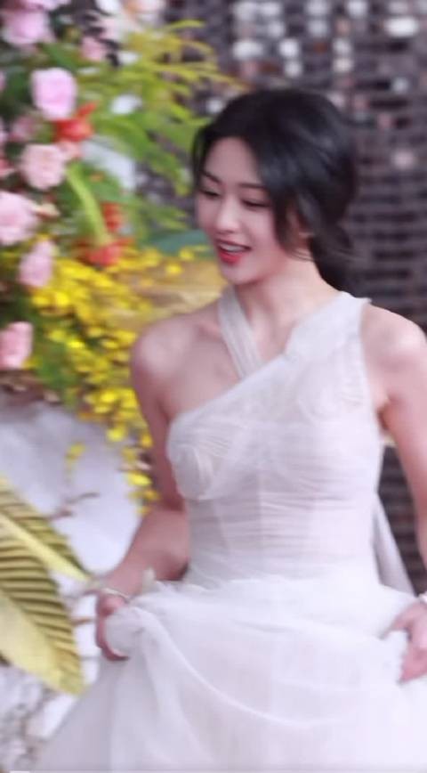 这么看她气质蛮突出，搁一堆美女里也不普