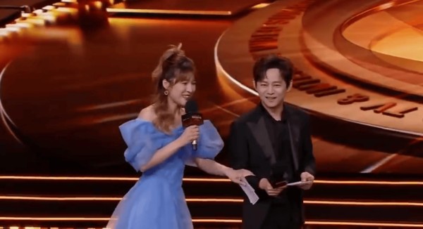 何炅从容回应衰老话题：：想告诉大家，我眼神好得很！