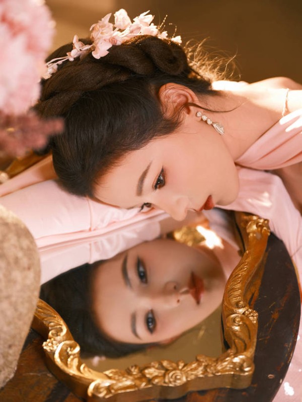 张予曦身着粉色礼裙俏皮灵动 造型盘发气场强大