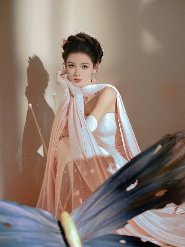 张予曦似洋娃娃。