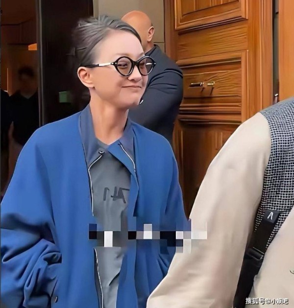 50岁无孩单身，周迅白发素颜亮相巴黎，一脸老态认不出