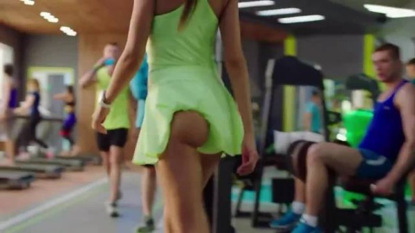 美女衣服没有穿好，遭到众人讥笑，美女竟然这样打算报复他们