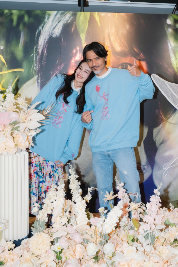 冯德伦隔空放闪!穿舒淇电影宣传服亮相,用行动默默支持爱妻