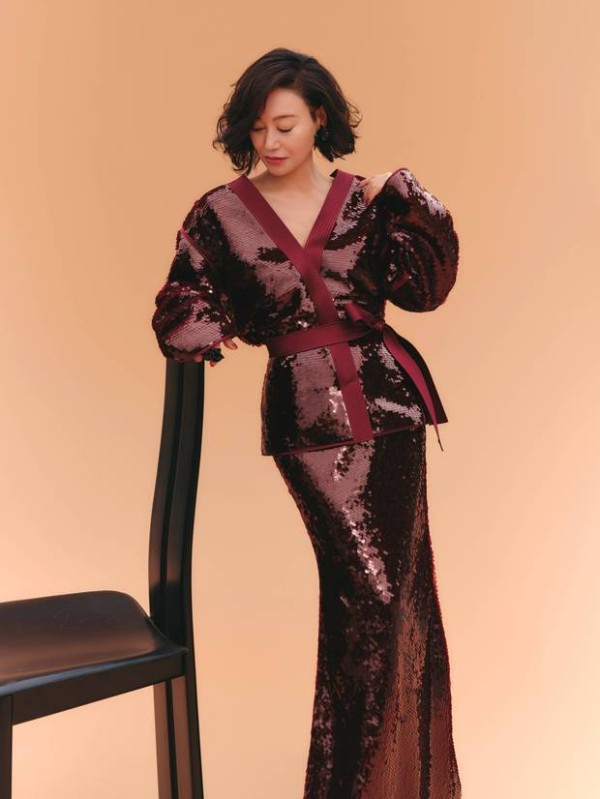 惠英红酒红长裙优雅绽放，手持红花展现窈窕气质