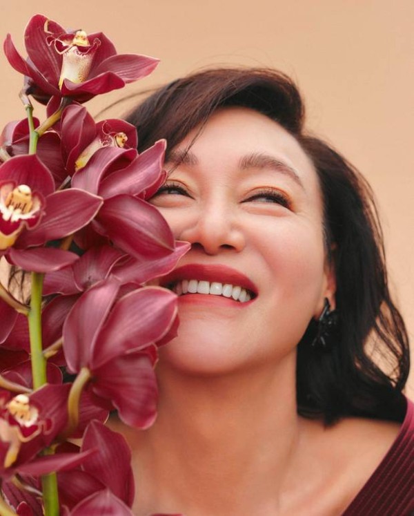 惠英红笑容灿烂。