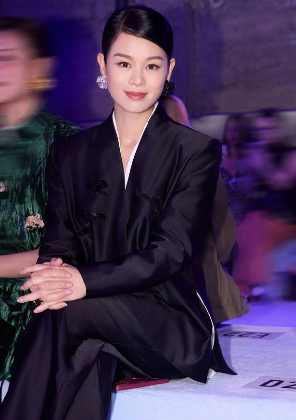 胡杏儿新中式盘发造型释出，东方美人氛围感拉满