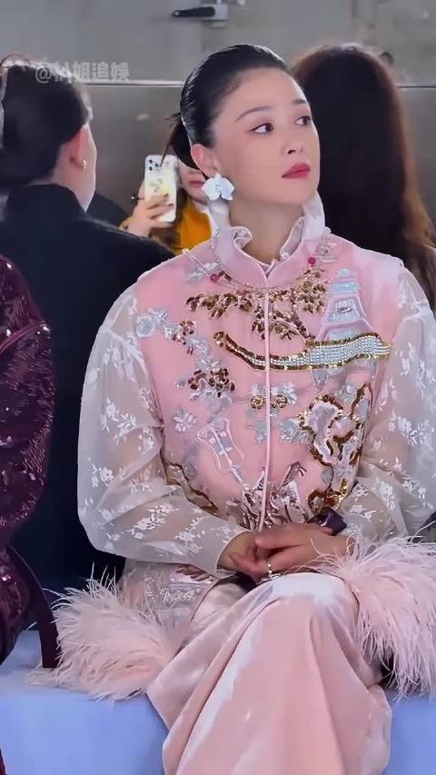 明明内娱人人追求高定,为何蒋欣却偏爱新中式?果然东方美学的高级感具象化了