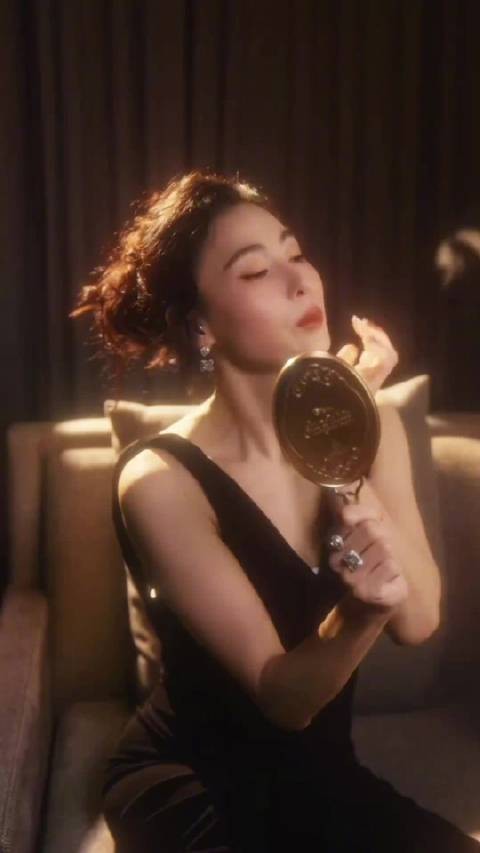 张柏芝粤语台词配精致妆容引关注