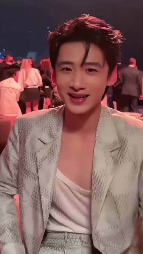 白敬亭穿休闲西装展清爽少年感