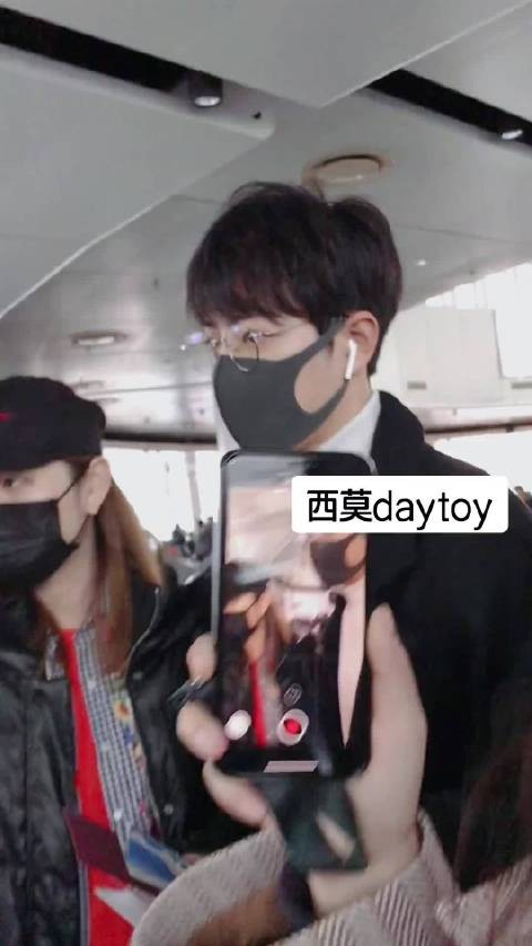 默默地把登机口引导牌摆正真的太可爱了～xz